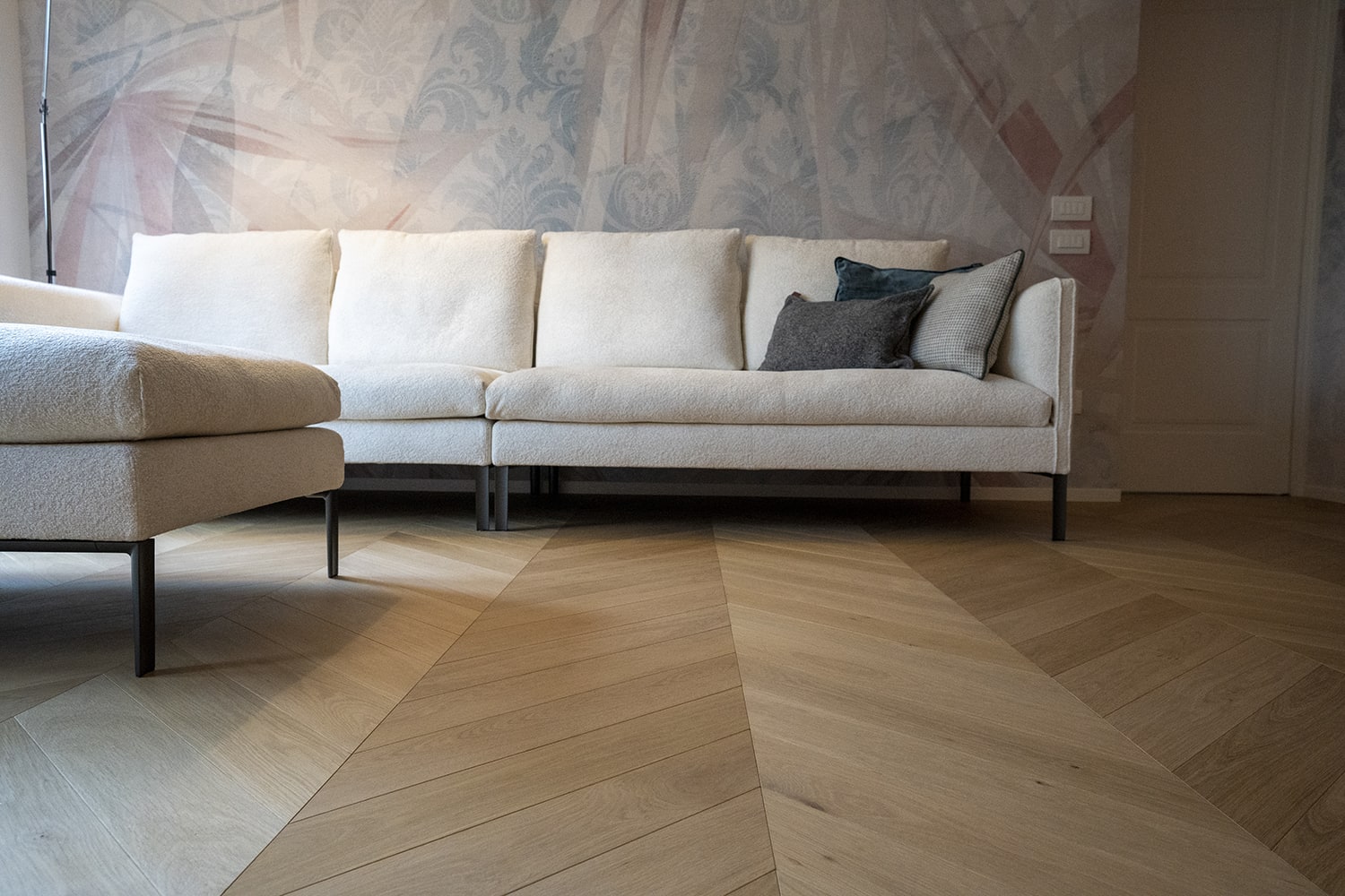 Căn hộ đương đại với sàn gỗ tự nhiên lát Chevron